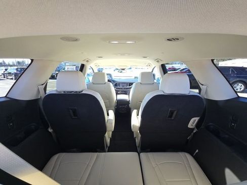 Used 2023 Buick Enclave Essence image 13