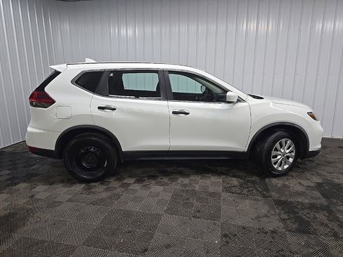 Used 2018 Nissan Rogue S image 2