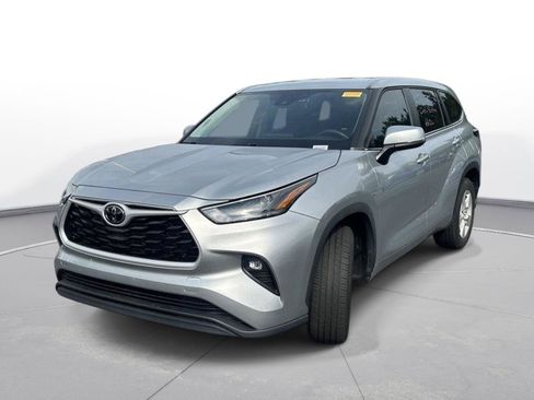 Used 2023 Toyota Highlander LE FWD image 2