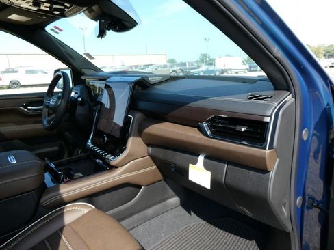 New 2026 GMC Yukon XL Denali Ultimate AWD/4WD image 11