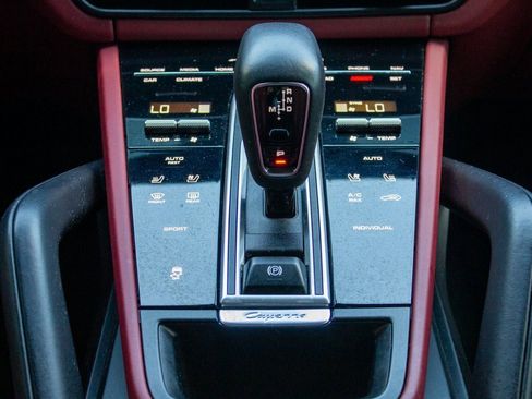 Used 2022 Porsche Cayenne Platinum Edition image 21