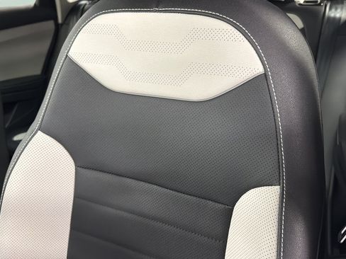 Certified 2025 Volkswagen Taos SEL AWD/4WD image 19