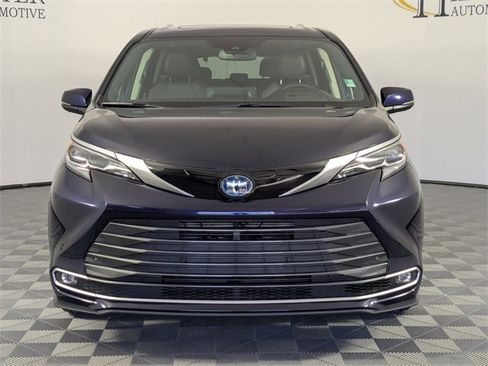 Used 2024 Toyota Sienna Platinum image 3