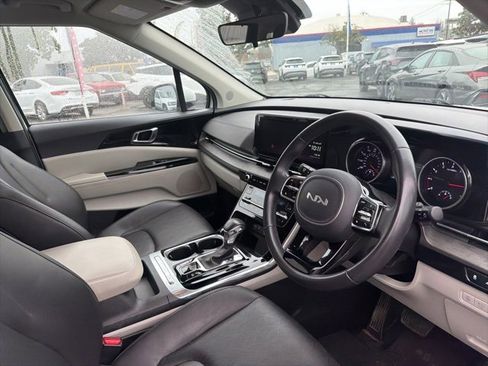 Used 2024 Kia Carnival EX image 9