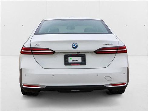 Used 2025 BMW i5 xDrive40 w/ Premium Package image 6