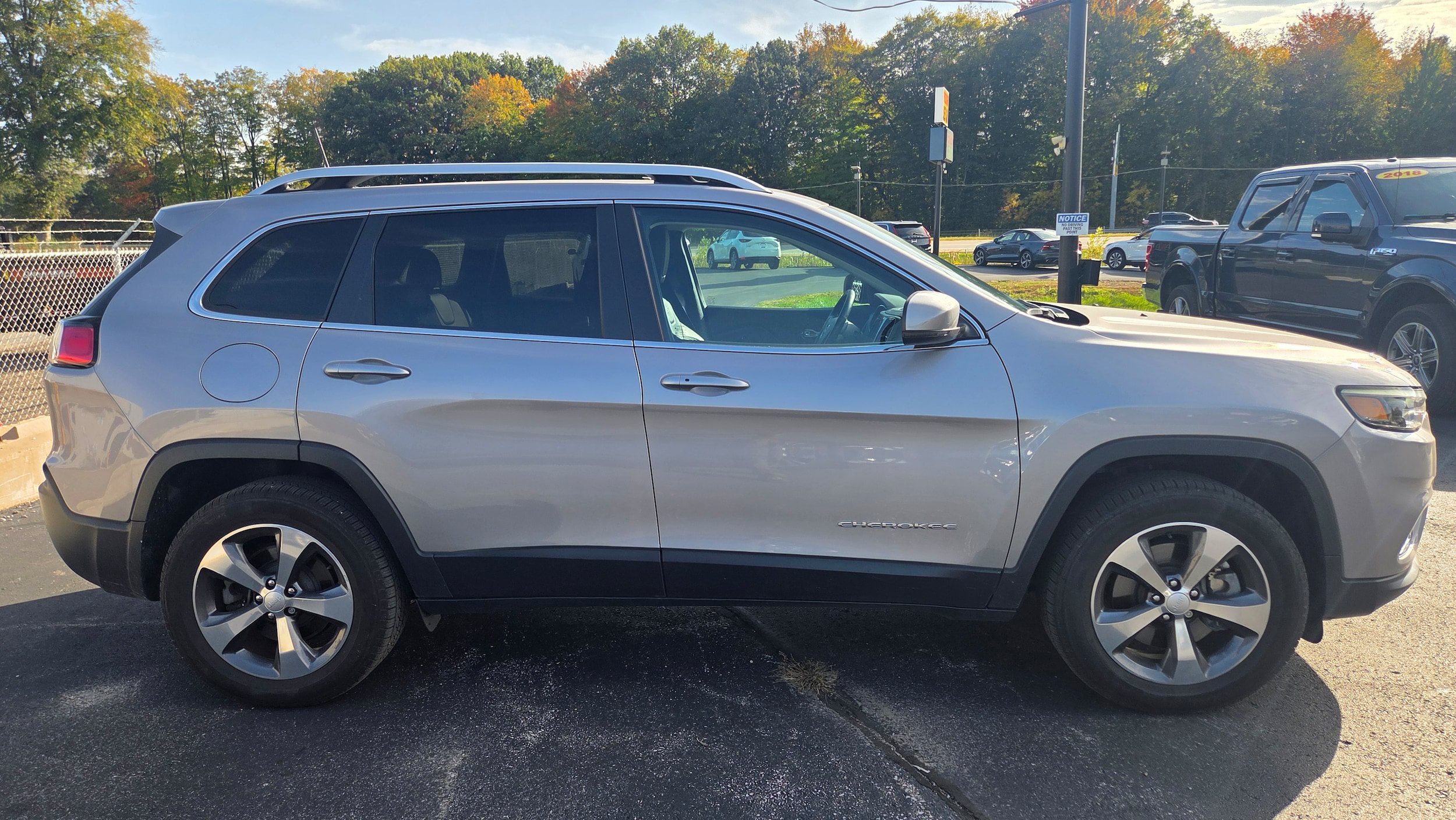 Used 2019 Jeep Cherokee Limited w/ Trailer Tow Group AWD/4WD image 2