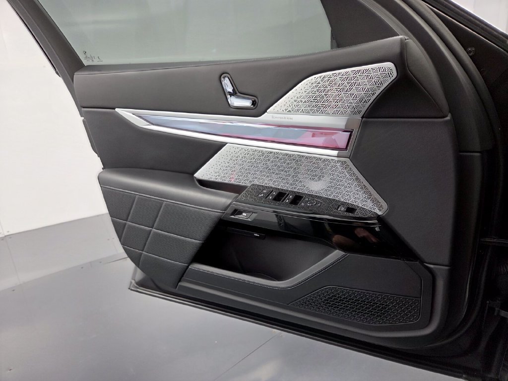Certified 2023 BMW 760i xDrive AWD/4WD image 30