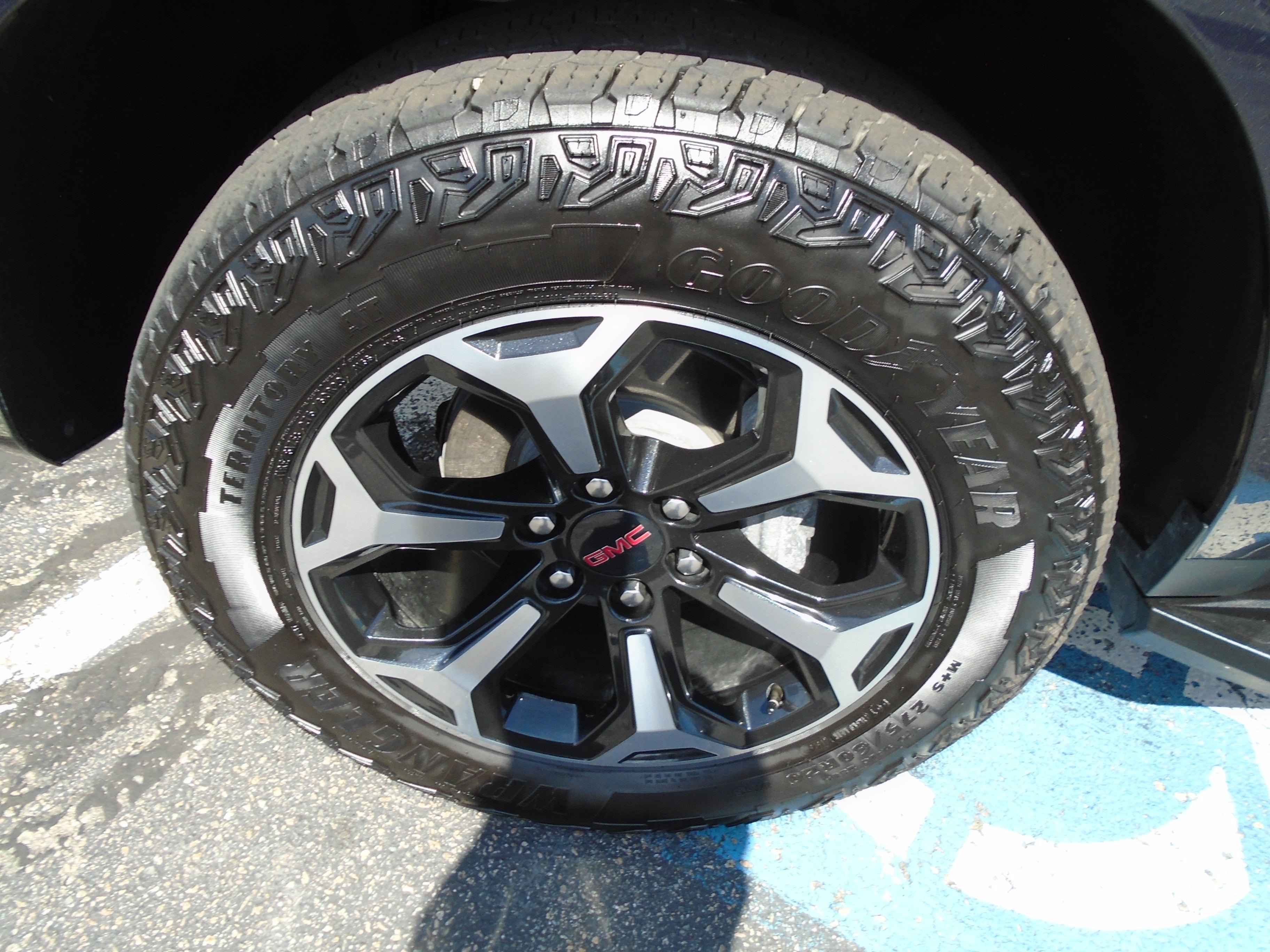 Used 2025 GMC Yukon AT4 AWD/4WD image 16