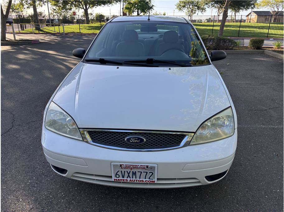 Used 2005 Ford Focus SES FWD image 2