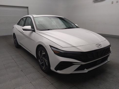 Used 2025 Hyundai Elantra SEL FWD image 13