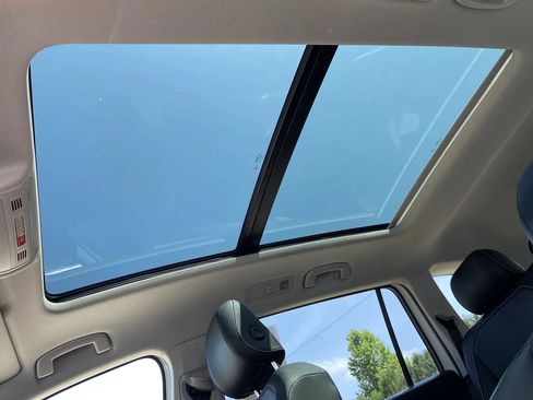 Used 2023 Volkswagen Tiguan SE w/ Panoramic Sunroof Package AWD/4WD image 14
