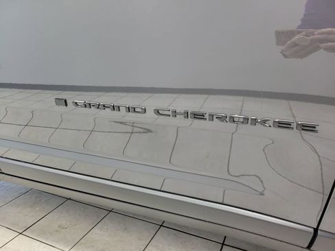 New 2025 Jeep Grand Cherokee Limited w/ Black Appearance Package image 34