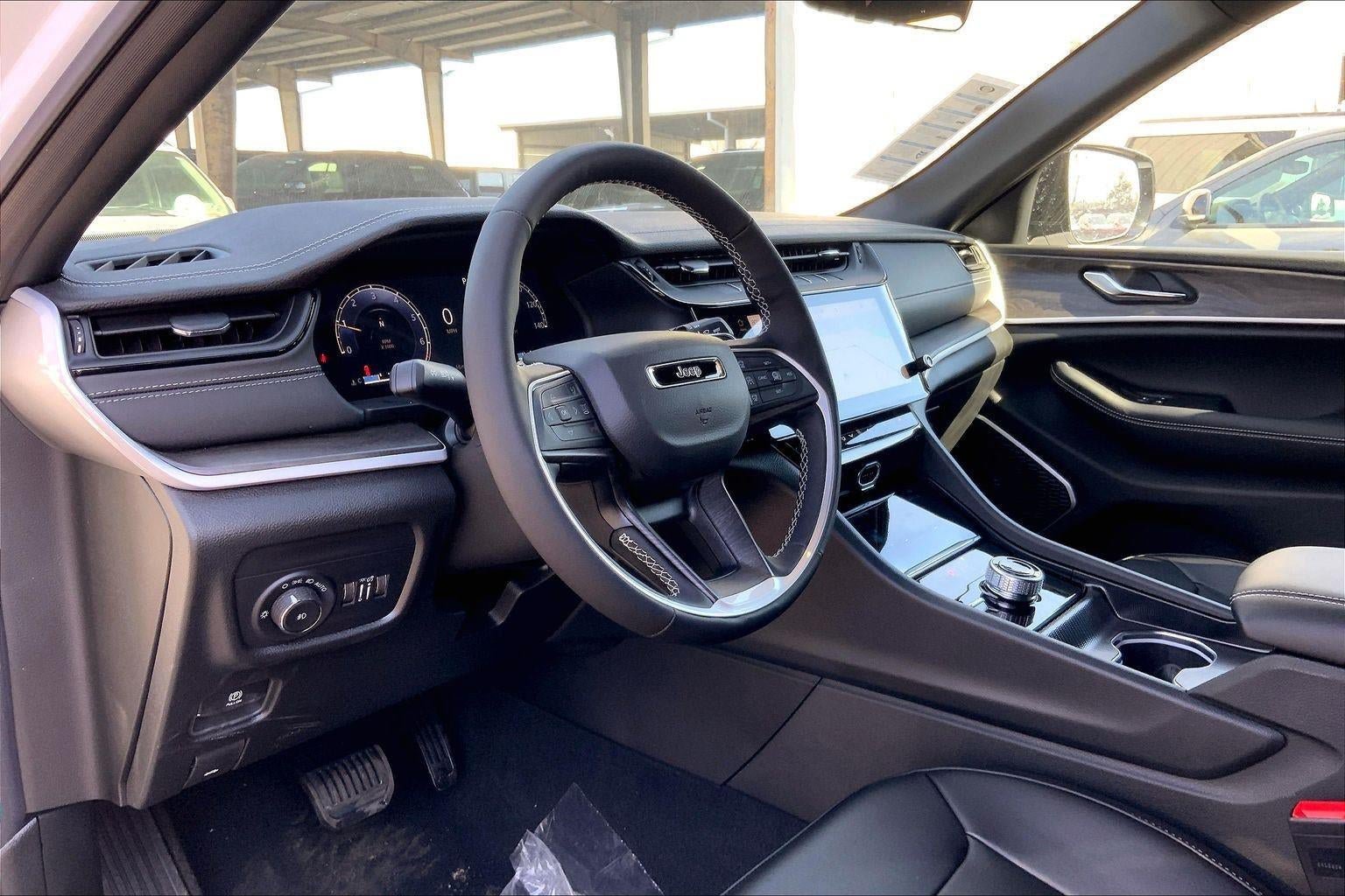 New 2026 Jeep Grand Cherokee Limited w/ Limited Altitude Package AWD/4WD image 7