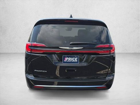 Used 2025 Chrysler Pacifica Select FWD image 6