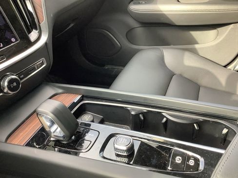 Used 2024 Volvo V60 B5 Cross Country Plus w/ Protection Package Premier image 28