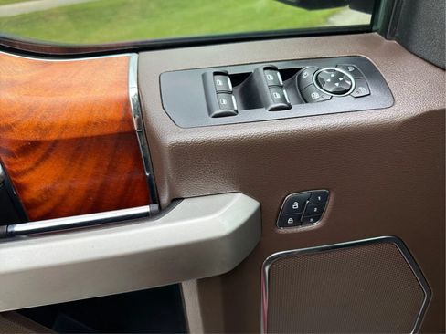 Used 2015 Ford F150 King Ranch w/ Equipment Group 601A Luxury AWD/4WD image 47
