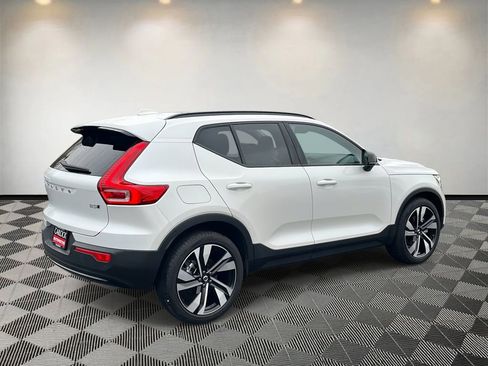 Used 2023 Volvo XC40 B5 Ultimate w/ Protection Package Premier image 3