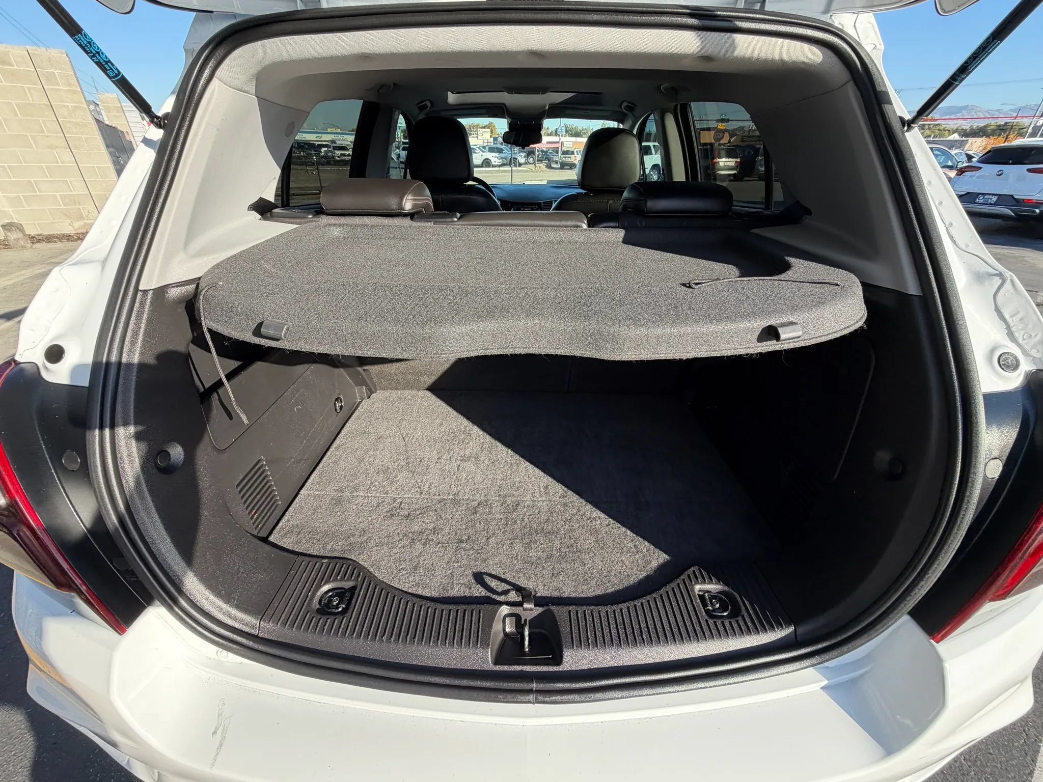Used 2019 Chevrolet Trax LT w/ Sun & Sound Package AWD/4WD image 18