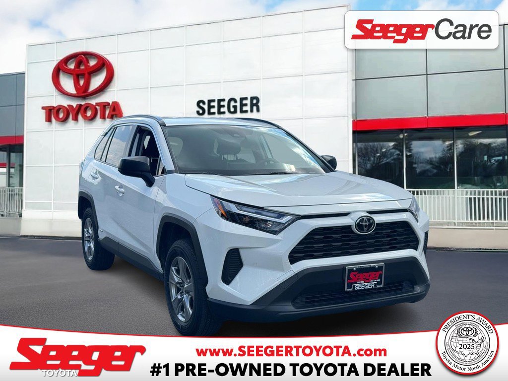 Used 2025 Toyota RAV4 LE AWD/4WD image 1