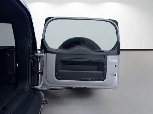 New 2026 Land Rover Defender 110 X-Dynamic SE AWD/4WD image 13