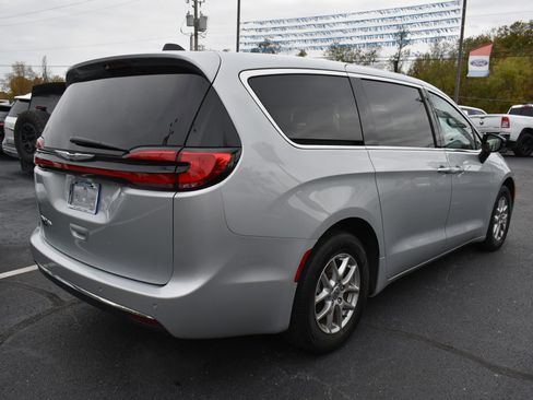 Used 2024 Chrysler Pacifica Touring-L image 5