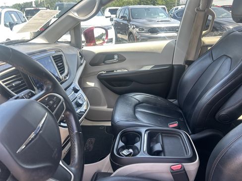 Used 2017 Chrysler Pacifica Touring-L FWD image 16