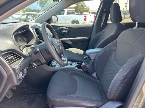 Used 2019 Jeep Cherokee Latitude w/ Popular Appearance Group AWD/4WD image 24