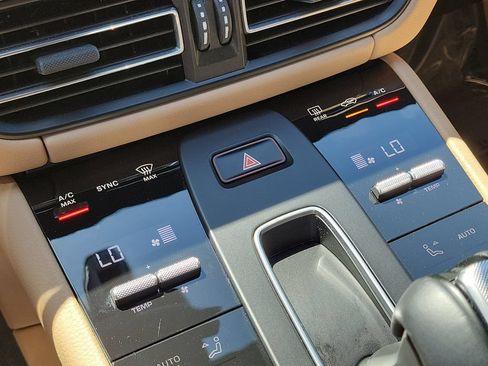 Certified 2025 Porsche Macan AWD/4WD image 31