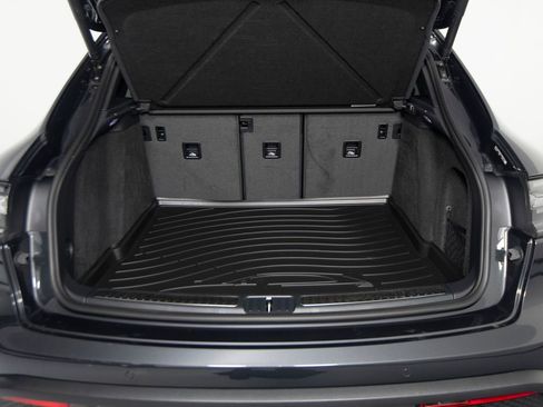 Certified 2026 Porsche Macan AWD/4WD image 43