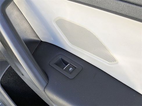 Used 2021 Volkswagen Tiguan SE image 33