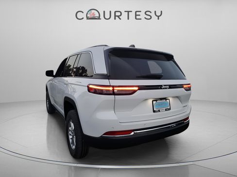 New 2025 Jeep Grand Cherokee Laredo w/ Luxury Tech Group I image 3