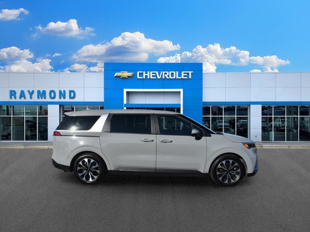Used 2024 Kia Carnival EX FWD image 2