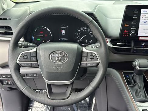Certified 2024 Toyota Sienna XLE w/ XLE Plus Package FWD image 20