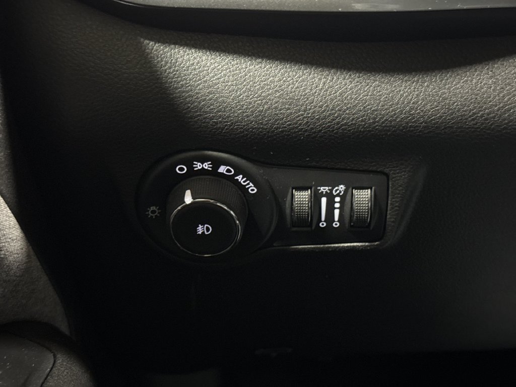 Used 2024 Jeep Compass Latitude AWD/4WD image 18
