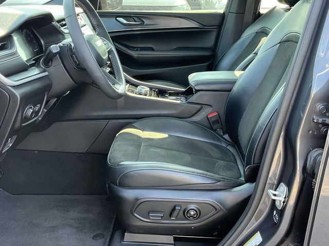 Used 2023 Jeep Grand Cherokee Altitude AWD/4WD image 13