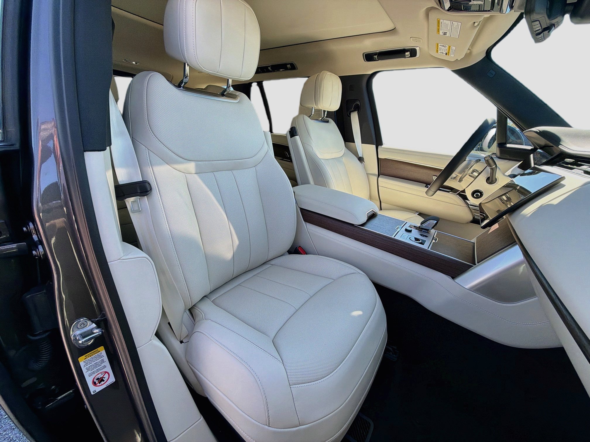 New 2027 Land Rover Range Rover Long Wheelbase SE AWD/4WD image 15