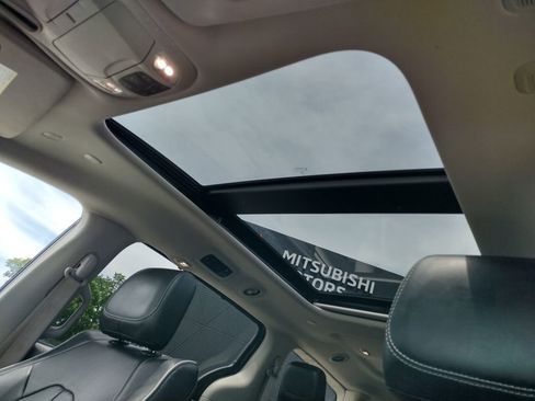 Used 2023 Chrysler Pacifica Limited FWD image 11