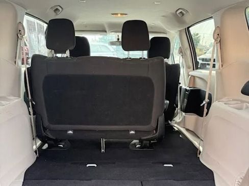 Used 2020 Chrysler Voyager L image 8