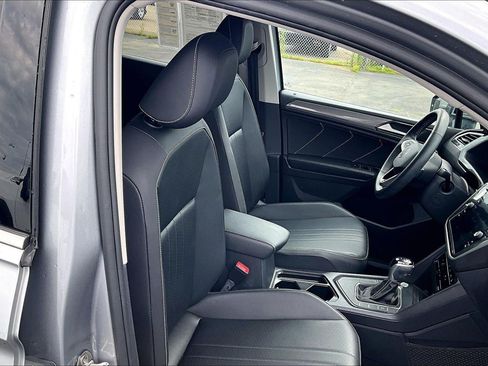 Used 2023 Volkswagen Tiguan SE w/ Panoramic Sunroof Package FWD image 7