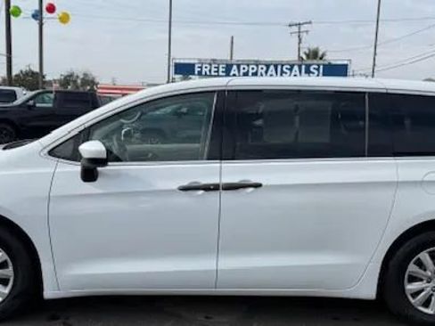 Used 2020 Chrysler Voyager L image 5
