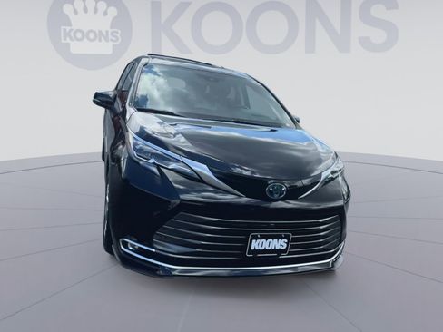 Used 2024 Toyota Sienna Platinum image 4