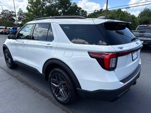 Used 2025 Ford Explorer ST-Line w/ ST-Line Street Pack AWD/4WD image 3