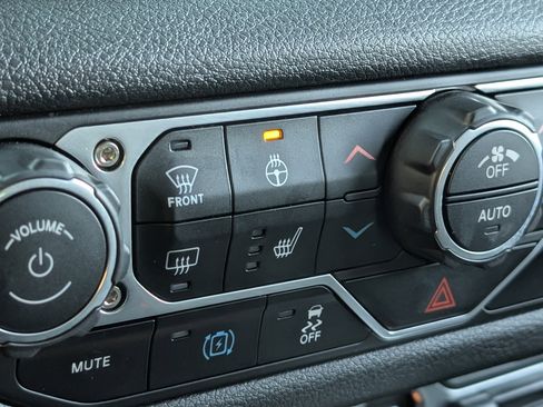 Used 2025 Jeep Wrangler Willys image 32