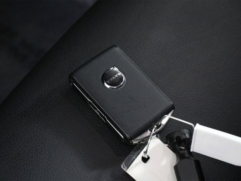 Certified 2025 Volvo XC60 B5 Core image 33