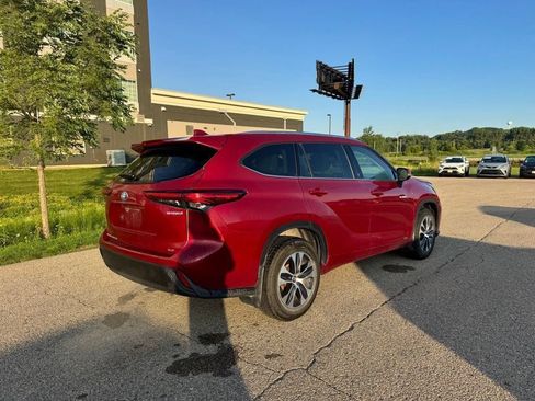 Used 2021 Toyota Highlander XLE AWD/4WD image 16