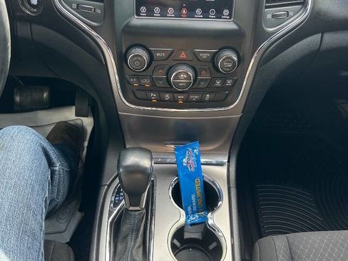 Used 2018 Jeep Grand Cherokee Laredo image 15