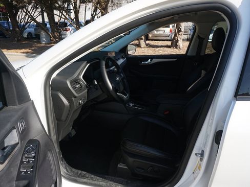 Used 2022 Ford Escape SEL w/ Technology Package FWD image 2