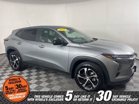 Used 2025 Chevrolet Trax RS w/ Driver Confidence Package image 2