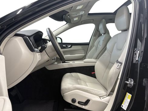 Used 2019 Volvo XC60 T5 Momentum w/ Multimedia Package AWD/4WD image 9