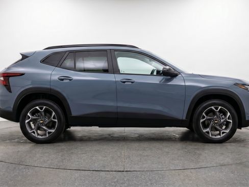 Used 2025 Chevrolet Trax LT w/ LT Convenience Package FWD image 11